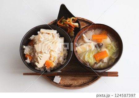 タケノコの炊き込みご飯と具沢山なお味噌汁のシンプルな和朝食 124587397
