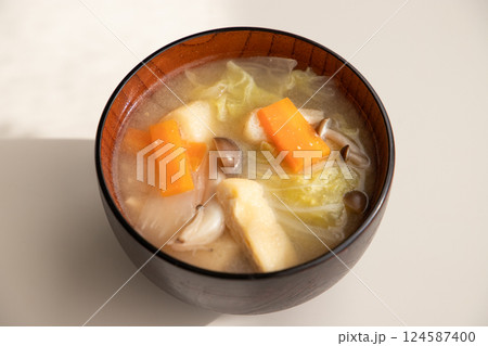 具沢山なお味噌汁(白菜・人参・しめじ・油揚げ・大根) 具沢山なお味噌汁(白菜・人参・しめじ・油揚げ・大根) 124587400