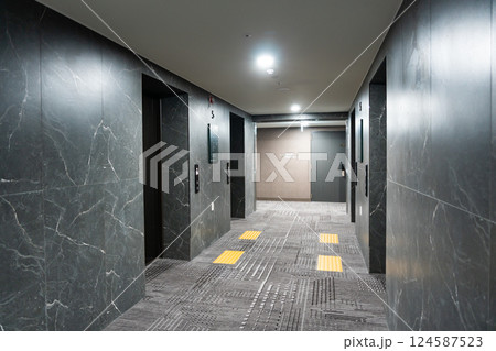 ホテル ザ ボタニックセウン明洞の5Fエレベーターホール　ウルチロサムガ駅周辺　韓国ソウル 124587523