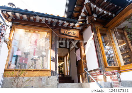 北村韓屋村にあるお店　HOUSE OF Coreelle　安国駅近く　春の青空　韓国ソウル 124587531