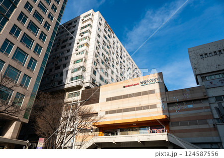 楽園楽器商街の中心 Nakwon music mall 春晴れの青空 韓国ソウル 楽園楽器商街の中心 Nakwon music mall 春晴れの青空 韓国ソウル 124587556