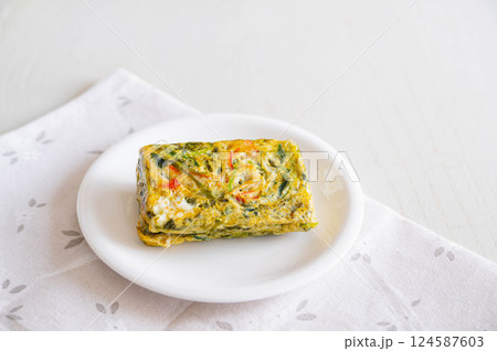 めかぶとカニカマと豆苗のだし巻き玉子 めかぶとカニカマと豆苗のだし巻き玉子 124587603