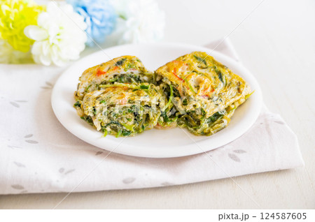 めかぶとカニカマと豆苗のだし巻き玉子 124587605