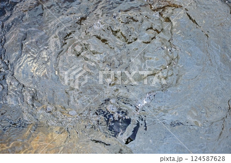 自噴水と豊富な湧き水 124587628