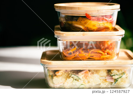 ガラスの保存容器に入れた作り置き料理(ポテサラ・人参のクミン炒め・焼きパプリカのマリネ) ガラスの保存容器に入れた作り置き料理(ポテサラ・人参のクミン炒め・焼きパプリカのマリネ) 124587927