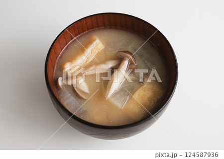 大根としめじと油揚げのお味噌汁 124587936