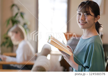 椅子に座って読書する女性 124588376