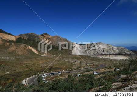 磐梯吾妻スカイライン 浄土平付近の荒涼とした山容 124588651