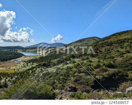 一切経山登山道から酸ヶ平、鎌沼、姥ヶ原を望む 124588657