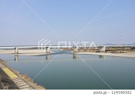 高速道路と木曽川の流れ 高速道路と木曽川の流れ 124590382