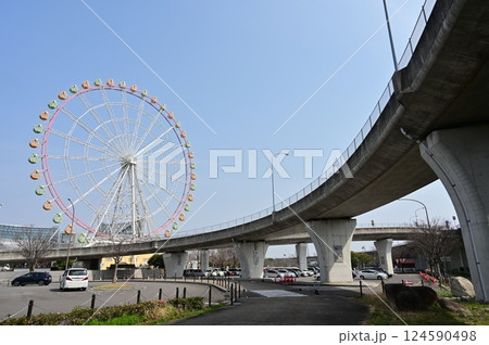 高速道路と観覧車 124590498