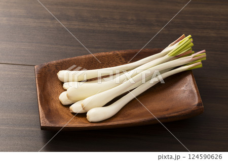 板の上に置いた木皿に乗せたエシャレット 124590626