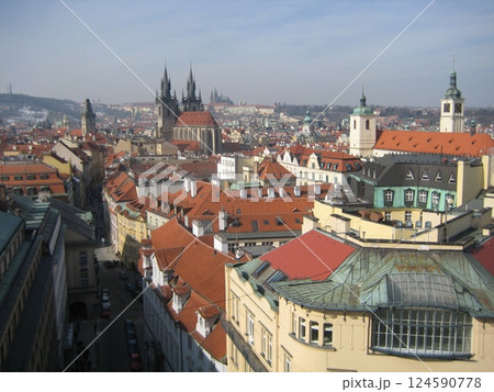 プラハの火薬塔から見る冬の街並み 124590778