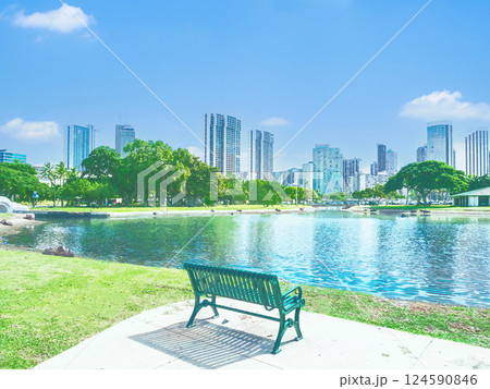 青空と公園のベンチ 青空と公園のベンチ 124590846