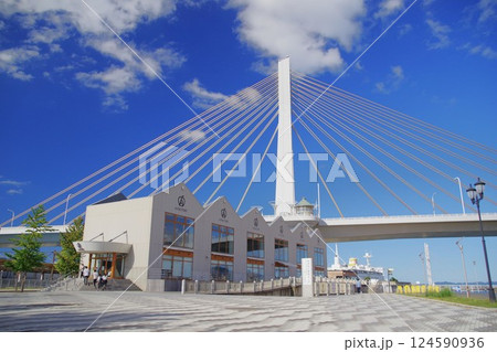 【青森】晴れた日の青森ベイブリッジとAファクトリー 【青森】晴れた日の青森ベイブリッジとAファクトリー 124590936