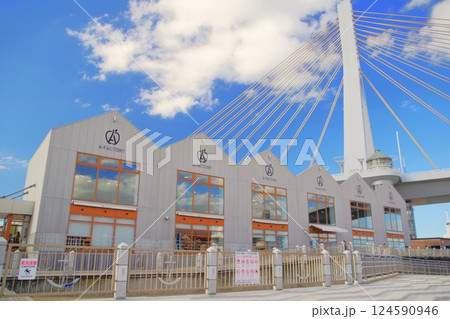 【青森】晴れた日の商業施設Aファクトリー 124590946