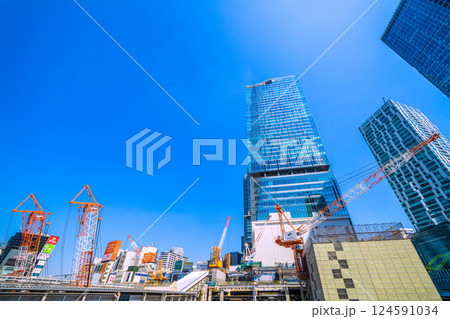 日本の東京都市景観6基のクレーンや右に向いたクレーン。夏のような空が広がる…さよなら渋谷駅西口… 124591034