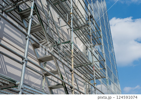 ビルの修繕工事　足場の架け払い 124591074