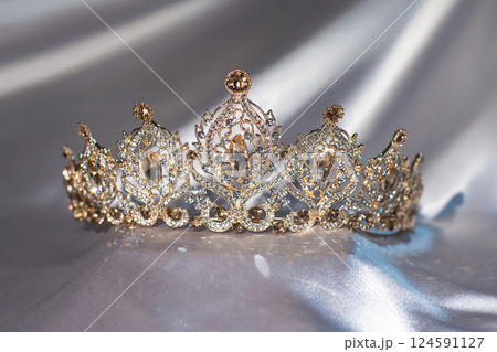 Royal golden crown with citrine gemstones 124591127