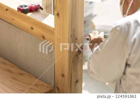 内装工事をする大工 124591861