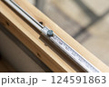 内装工事をする大工 124591863