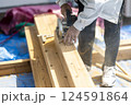 内装工事をする大工 124591864