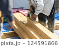 内装工事をする大工 124591866