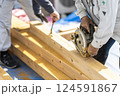 内装工事をする大工 124591867