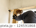 内装工事をする大工 124591868