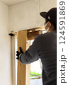 内装工事をする大工 124591869