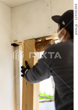 内装工事をする大工 124591869