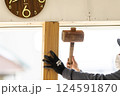 内装工事をする大工 124591870