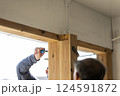 内装工事をする大工 124591872