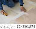 内装工事をする大工 124591873
