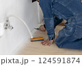 内装工事をする大工 124591874