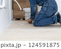 内装工事をする大工 124591875