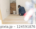 内装工事をする大工 124591876