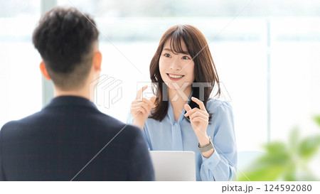 打ち合わせをする男女2人のビジネスマン 打ち合わせをする男女2人のビジネスマン 124592080