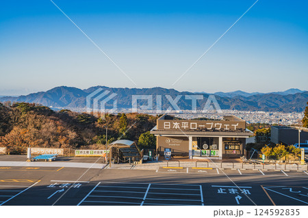 静岡市にある冬の晴れた日の朝の日本平ロープウェイと街並み(静岡県) 静岡市にある冬の晴れた日の朝の日本平ロープウェイと街並み(静岡県) 124592835