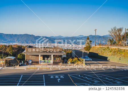 静岡市にある冬の晴れた日の朝の日本平ロープウェイと街並み(静岡県) 124592836