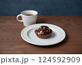 チョコレートカップケーキとコーヒー 木のテーブル 124592909
