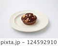チョコレートカップケーキ 白背景 124592910