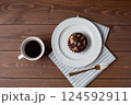 チョコレートカップケーキとコーヒー 木のテーブル 124592911