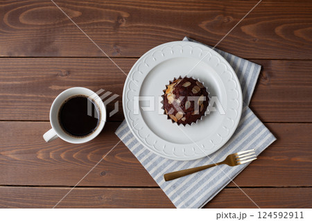 チョコレートカップケーキとコーヒー 木のテーブル 124592911