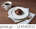 チョコレートカップケーキとコーヒー 木のテーブル 124592912