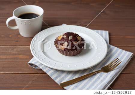 チョコレートカップケーキとコーヒー 木のテーブル 124592912