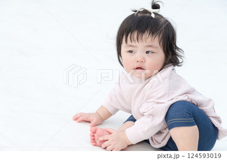 【巨大な遊具でお座りする乳幼児】 【巨大な遊具でお座りする乳幼児】 124593019