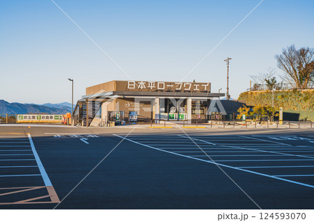 静岡市にある冬の晴れた日の朝の日本平ロープウェイの風景(静岡県) 静岡市にある冬の晴れた日の朝の日本平ロープウェイの風景(静岡県) 124593070