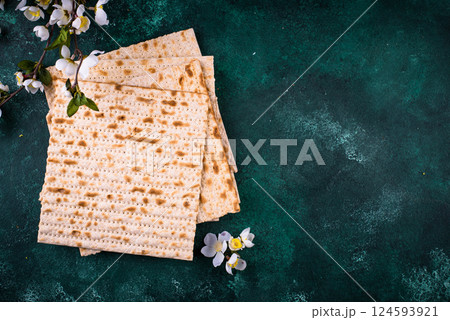 Traditional Jewish bread matzo for Passover 124593921