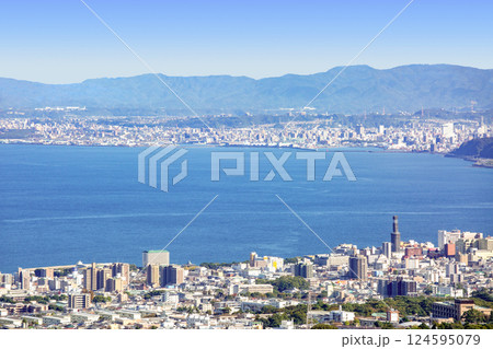 別府大分市街地と別府湾一望 124595079